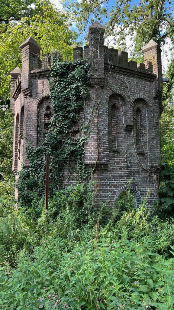 Kasteelruïne op 't Gelders Eiland met groene vegetatie en oude bakstenen muren.