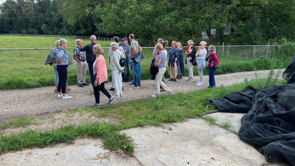 Groepswandeling op 't Gelders Eiland met enthousiaste deelnemers.