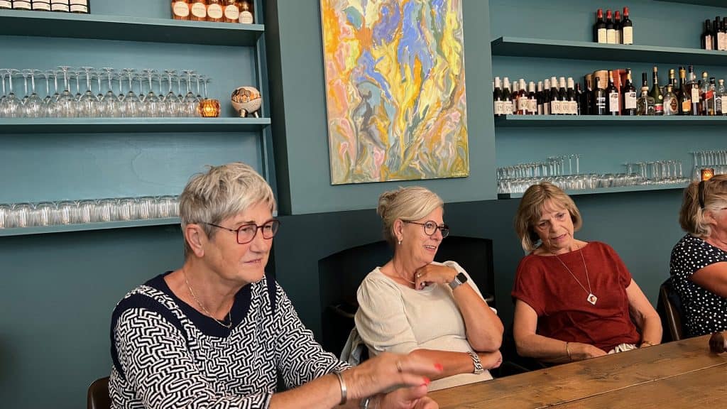 Gezellige wijnproeverij met ouderen in een moderne wijnbar op 't Gelders Eiland.
