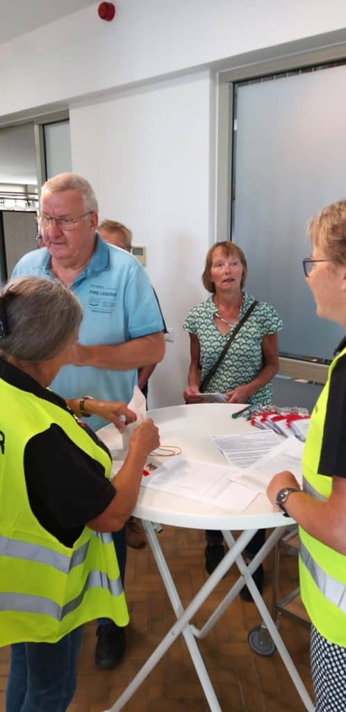 Veiligheidscontrole op 't Gelders Eiland met medewerkers in reflecterende vesten.