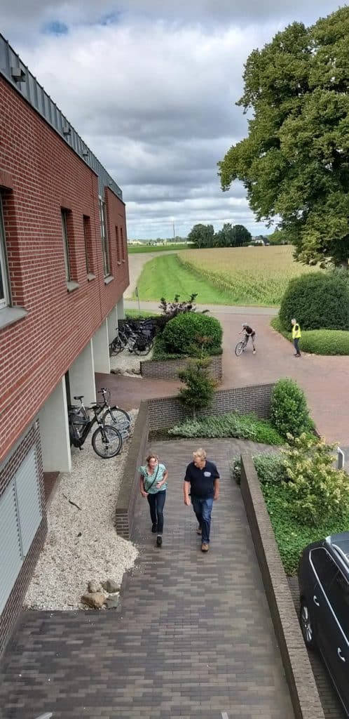 Gezellige wandelroute op 't Gelders Eiland met fietsers en groene landschappen.