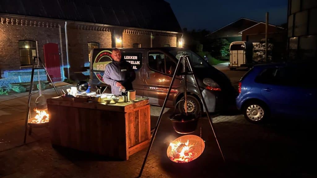 Gezellige buitenkookervaring op 't Gelders Eiland met vuur en foodtruck.
