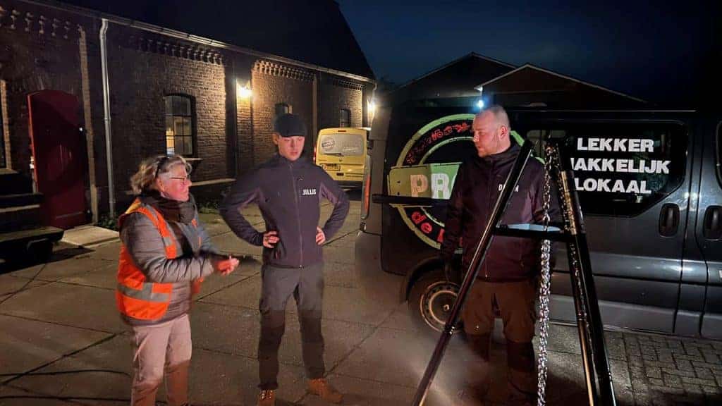 Haven op ’t Gelders Eiland met lokale ondernemers en bezoekers in de avond.