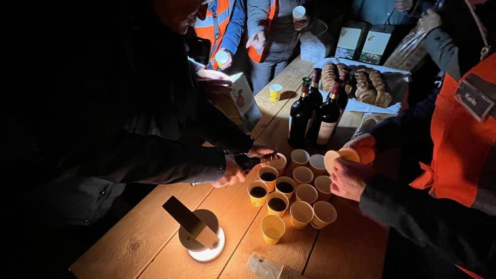Gezellige bijeenkomst op 't Gelders Eiland met mensen die genieten van drankjes en snacks.