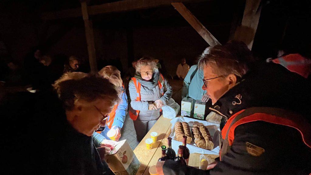 Hollandse lekkernijen en mensen genieten op 't Gelders Eiland.