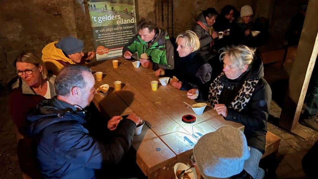 Gezellige groep mensen geniet van een proeverij op 't Gelders Eiland.