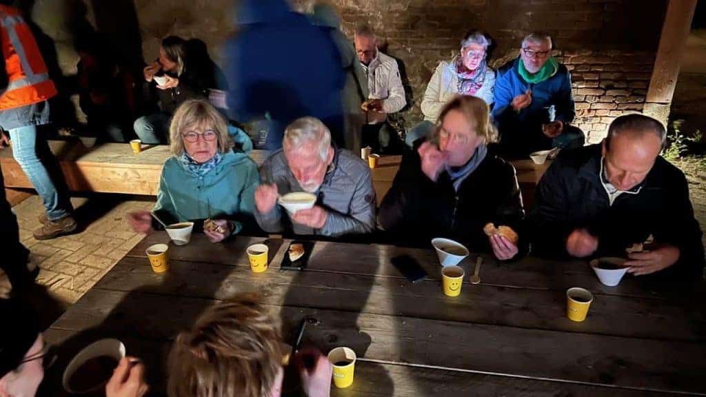 Gezellige avond op 't Gelders Eiland met mensen die genieten van eten en drinken.