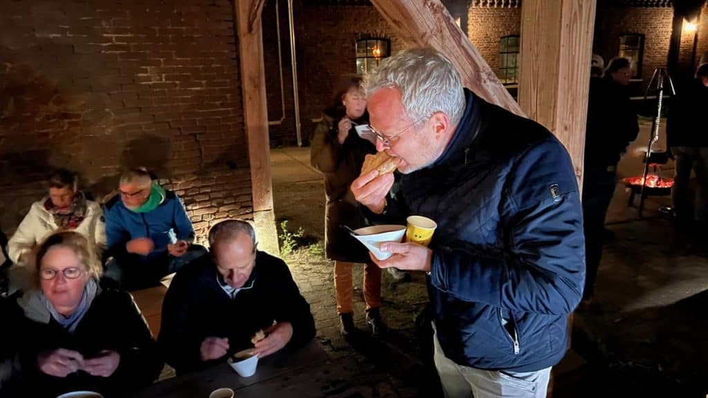 Gezellig avondje op 't Gelders Eiland met mensen die genieten van lokale lekkernijen.