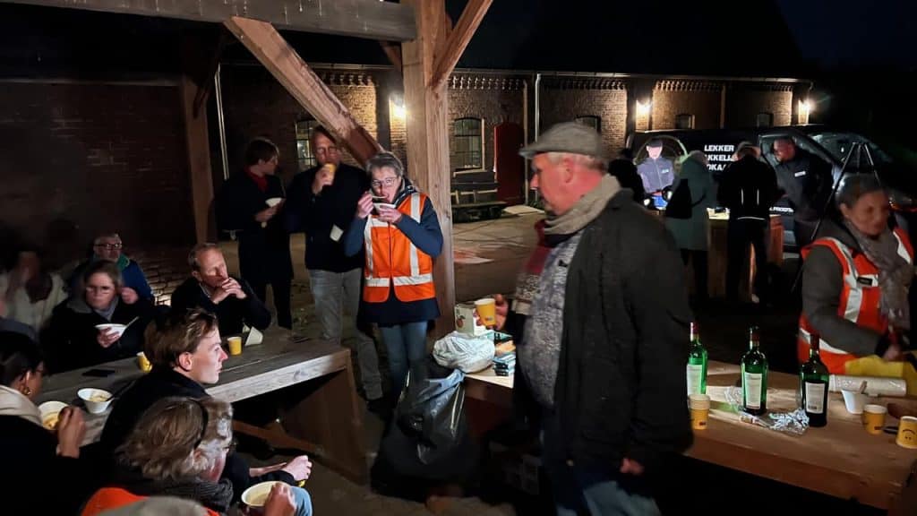 Gezellige avond op 't Gelders Eiland met mensen die genieten van drankjes en samenzijn.