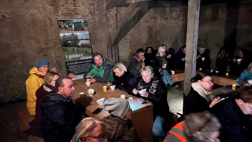Gezellige groep mensen in een historische locatie op 't Gelders Eiland.