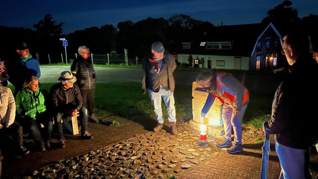 Kampvuur op 't Gelders Eiland met mensen die genieten van de avond.