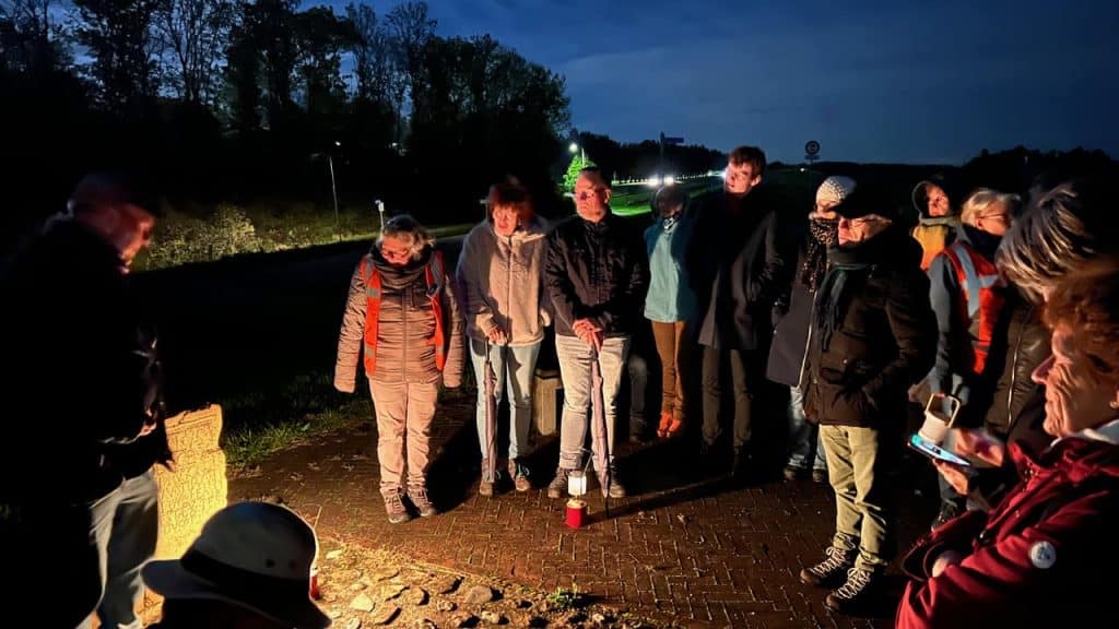 Lichtkunst op 't Gelders Eiland tijdens avondwandeling met groep bezoekers.