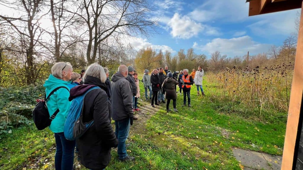 Wandelgroep op 't Gelders Eiland tijdens een excursie in de natuur.