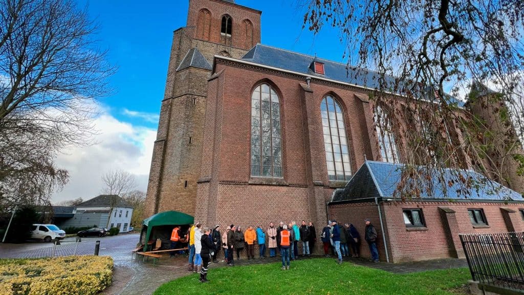Historische kerk op 't Gelders Eiland met bezoekers voor de ingang.