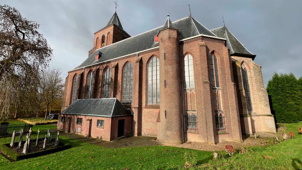Kerk op 't Gelders Eiland met historische architectuur en groene omgeving.