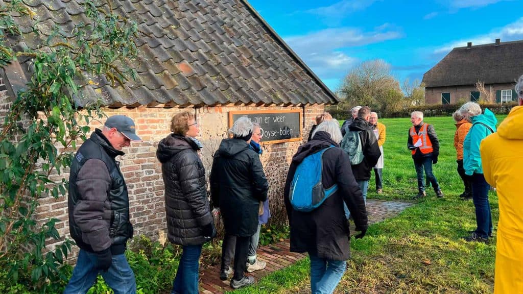 Historische gidsen en bezoekers op 't Gelders Eiland tijdens een rondleiding in de buitenlucht.