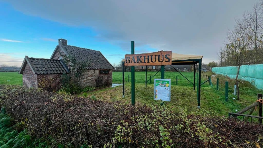 Bakhuis op 't Gelders Eiland met informatiebord en omliggende natuur.