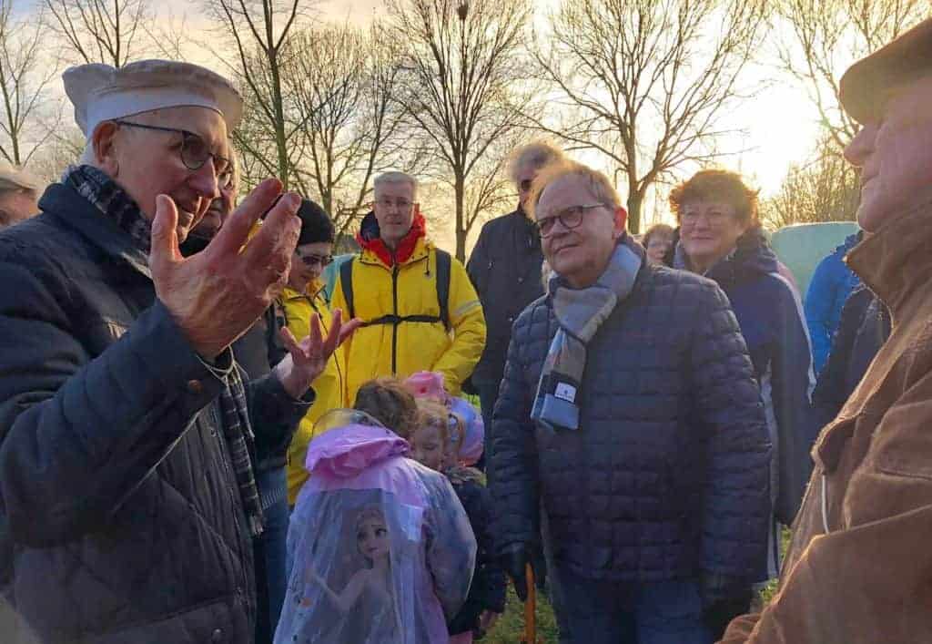 Gezellige groep mensen tijdens een wandeling op 't Gelders Eiland in de natuur.