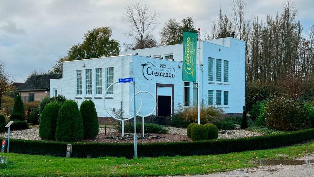 Crescendo muziekschool op 't Gelders Eiland met groene omgeving en moderne architectuur.
