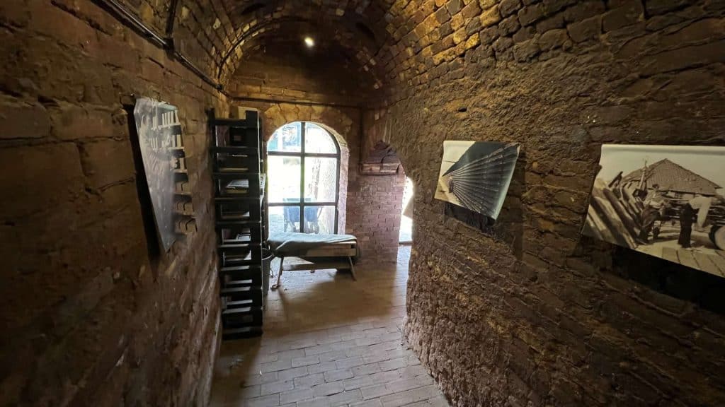 Kleine historische kelder met oude foto's en stenen muren op 't Gelders Eiland.
