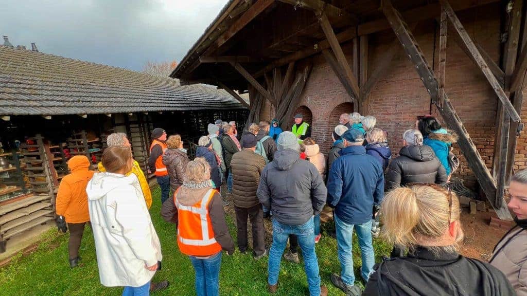 Bijeenkomst op 't Gelders Eiland met groep mensen in buitenlucht.