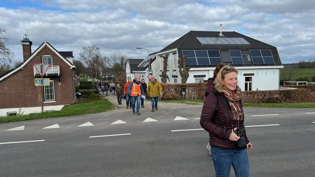 Gezellige wandeling op 't Gelders Eiland met moderne zonnepanelen op een huis.
