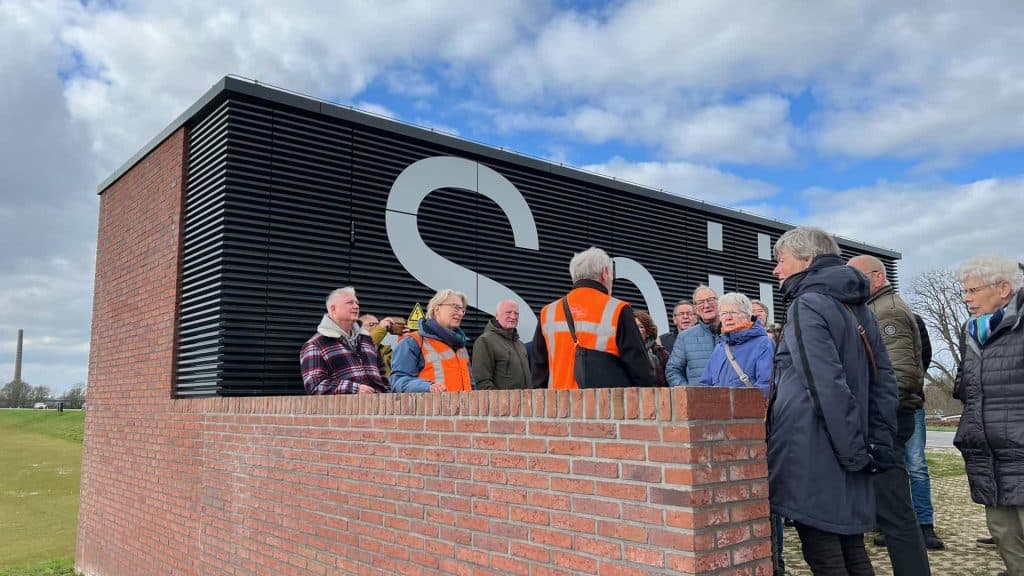 Innovatieve bezoekerscentrum op 't Gelders Eiland met groep mensen buiten.