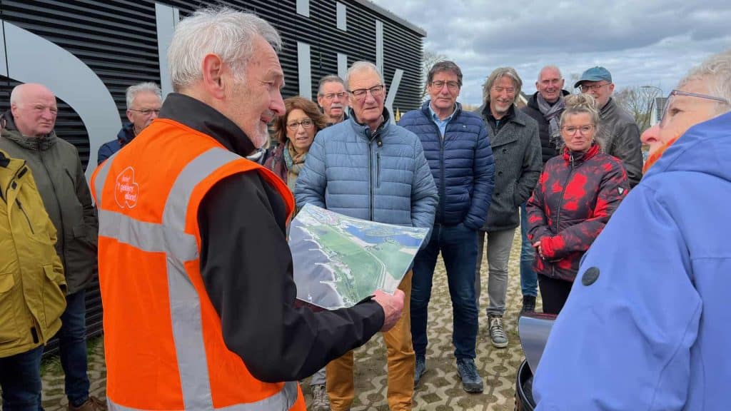 Veiligheidsinstructeur geeft uitleg aan groep op 't Gelders Eiland over de bouwplannen.