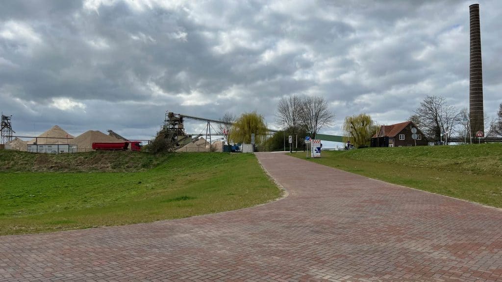 Haven op 't Gelders Eiland met wandelpad en industriële achtergrond.