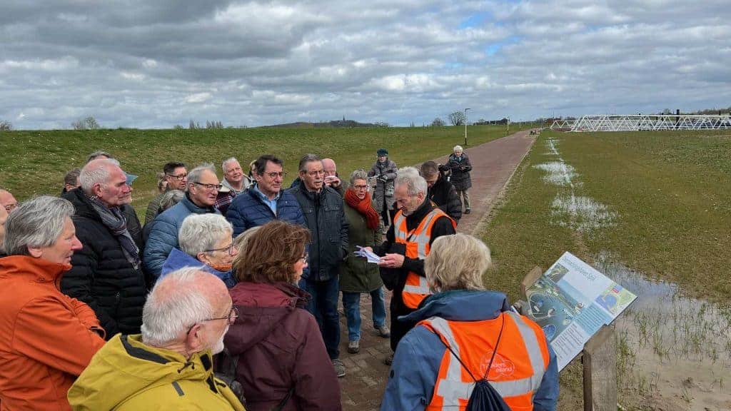Veldexcursie op 't Gelders Eiland met gids en deelnemers in de natuur.