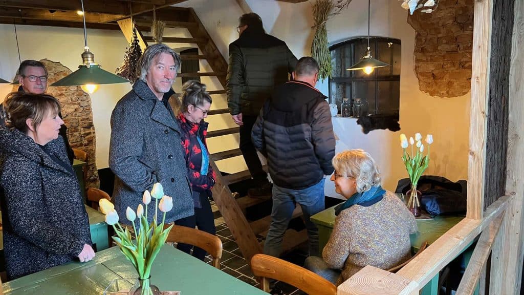 Gezellig interieur van 't Gelders Eiland met gasten en personeel.