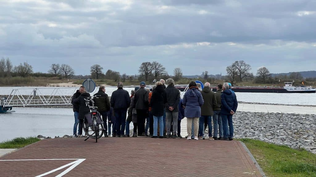 Zwemvijver op 't Gelders Eiland met groep mensen en uitzicht op water en natuur.