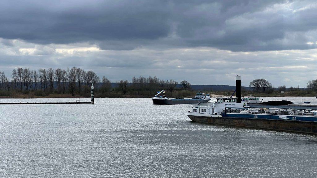 Veerboot op de rivier bij 't Gelders Eiland onder een bewolkte hemel.