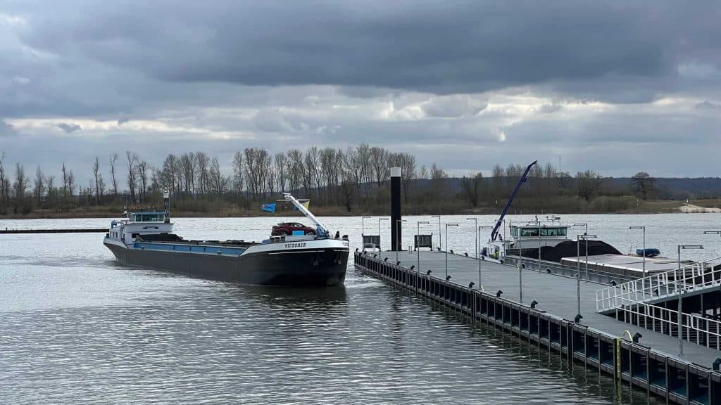 Veerboot en aanlegsteiger op 't Gelders Eiland bij een bewolkte dag.