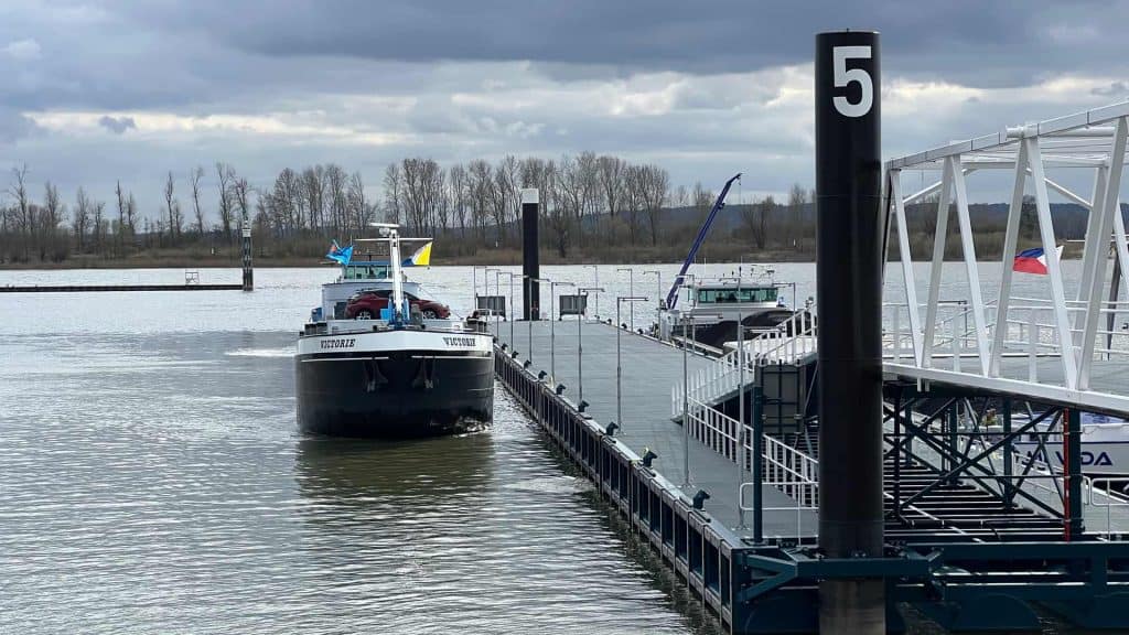 Veerboot aan de kade op 't Gelders Eiland, met boten en een havenomgeving.