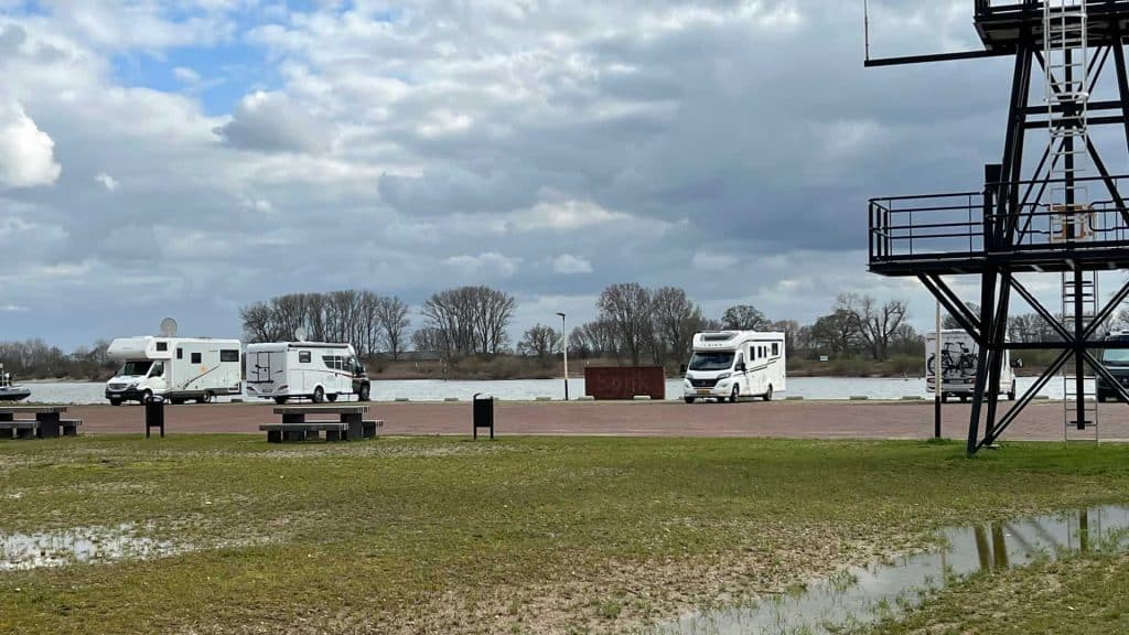 Kampeerplaatsen op 't Gelders Eiland met uitzicht op water en natuur.