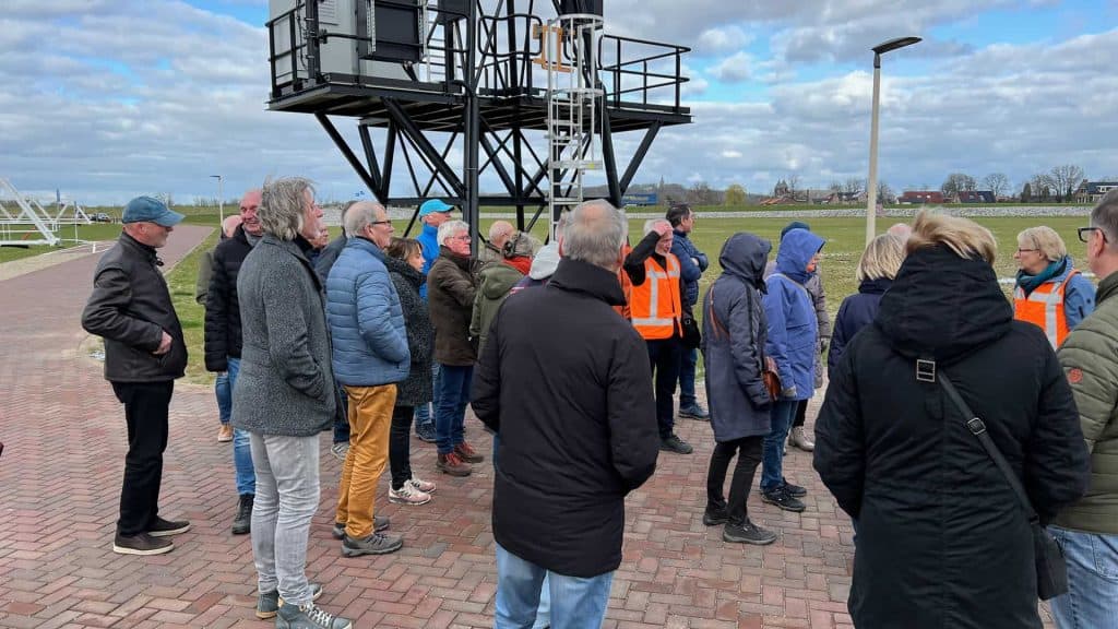 Gezelschap op 't Gelders Eiland tijdens een rondleiding of excursie.