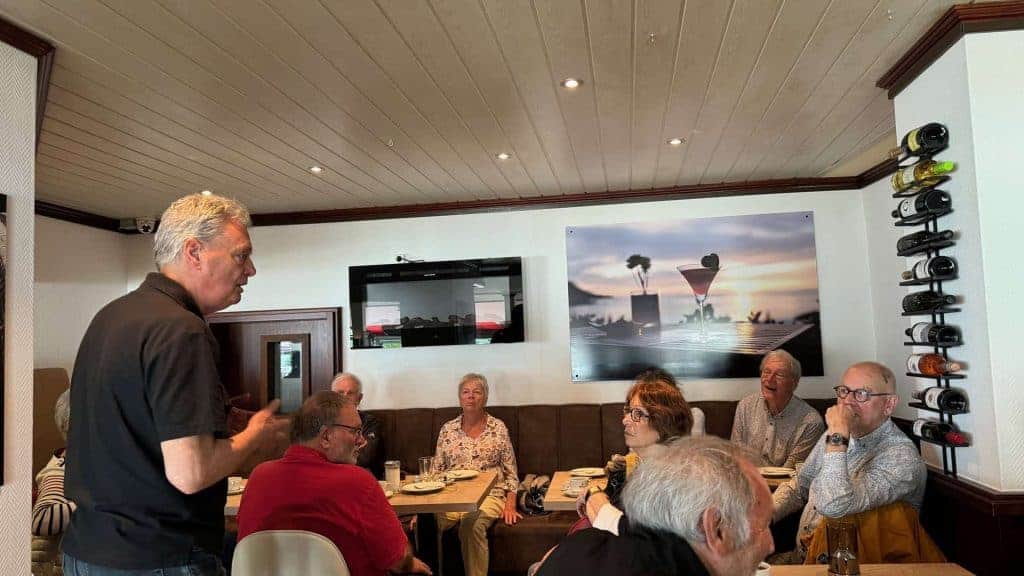 Gezellig groep mensen in restaurant op 't Gelders Eiland genietend van diner en gesprekken.