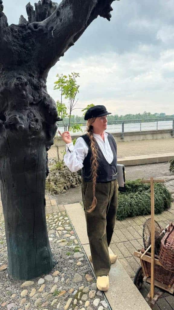 Kunstzinnig beeld van een vrouw met hoed bij 't Gelders Eiland, historische locatie en toeristische.