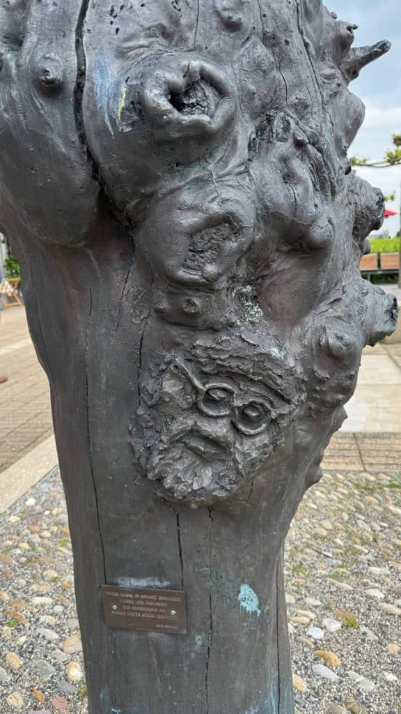 Unieke boomsculptuur op 't Gelders Eiland met natuurlijke textuur en kunstzinnige details.