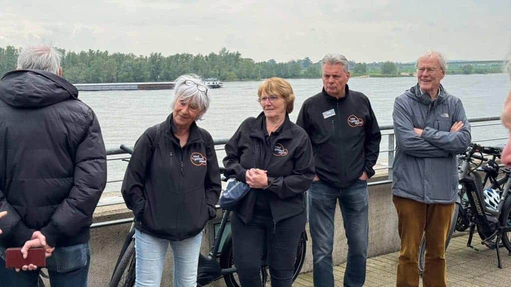 Gezelschap van vier mensen bij de rivier op 't Gelders Eiland, genietend van de omgeving en elkaars.