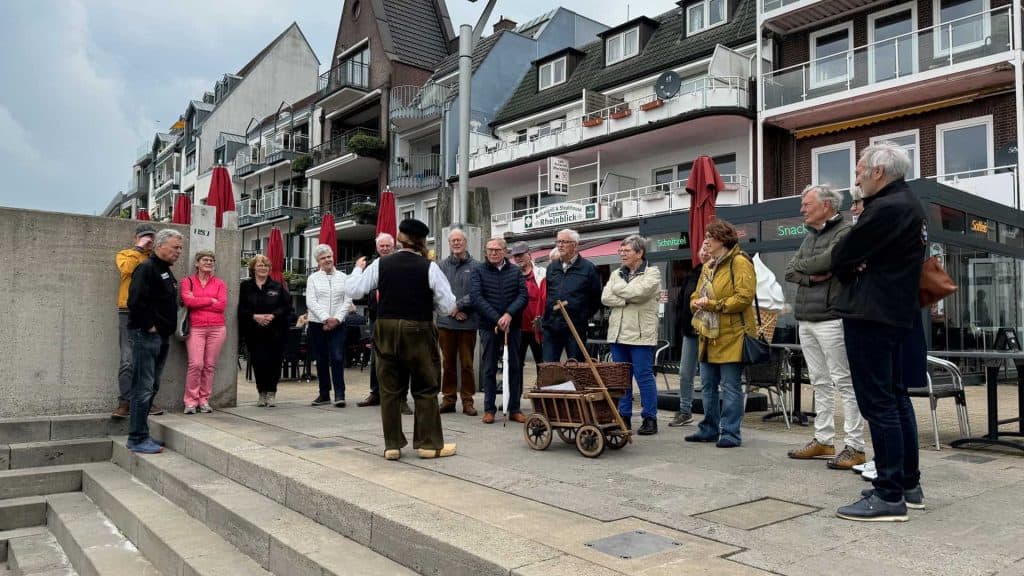 Gezelschap toeristen op 't Gelders Eiland tijdens een rondleiding.