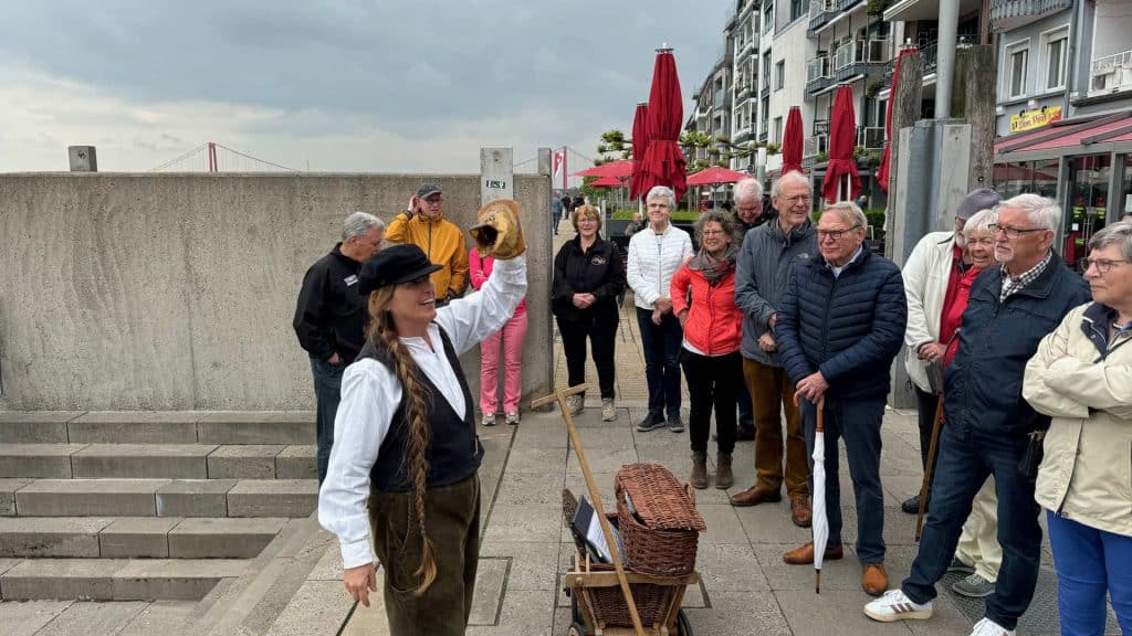 Gezellig groep toeristen en gids op 't Gelders Eiland, genietend van een rondleiding langs de rivier.
