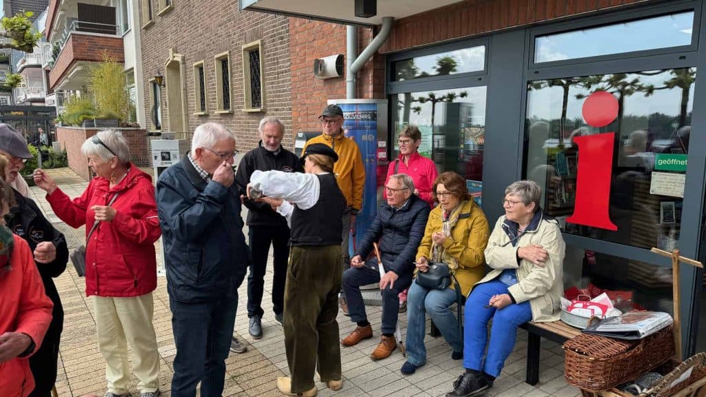 Gezellige groep mensen buiten op 't Gelders Eiland, genietend van een sociale bijeenkomst.