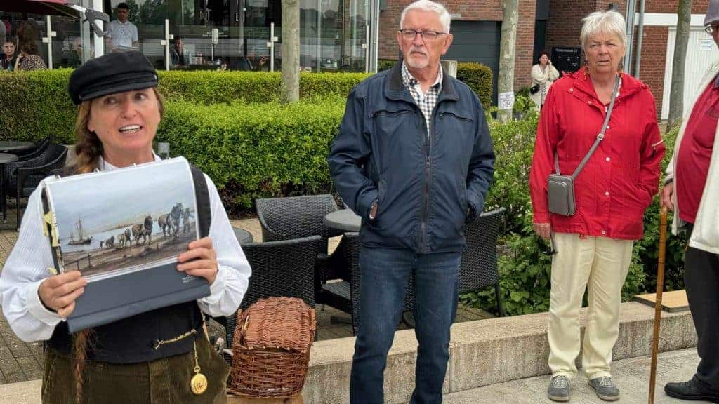 Hollandse gids vertelt over 't Gelders Eiland aan een groep toeristen.