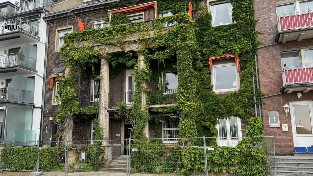 Kunstig begroeide gevel van een appartementengebouw op 't Gelders Eiland, met groene planten en klim.