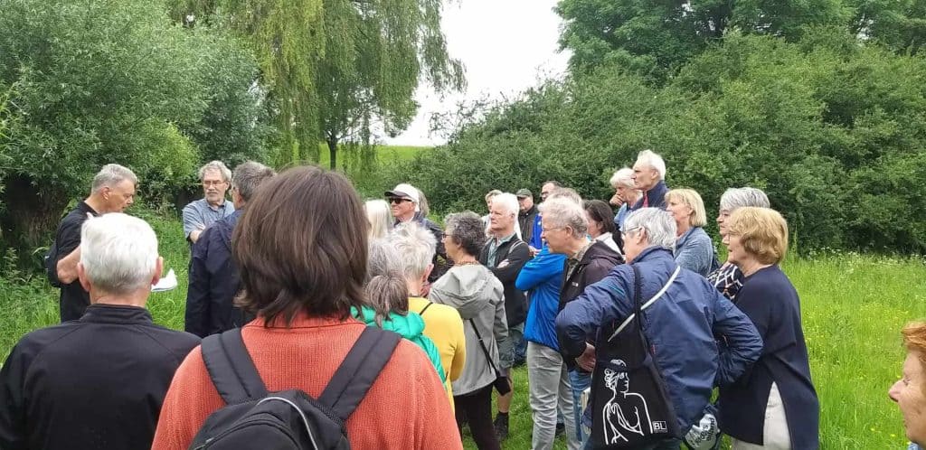Gezelschap wandelaars op 't Gelders Eiland genieten van natuur en cultuur.