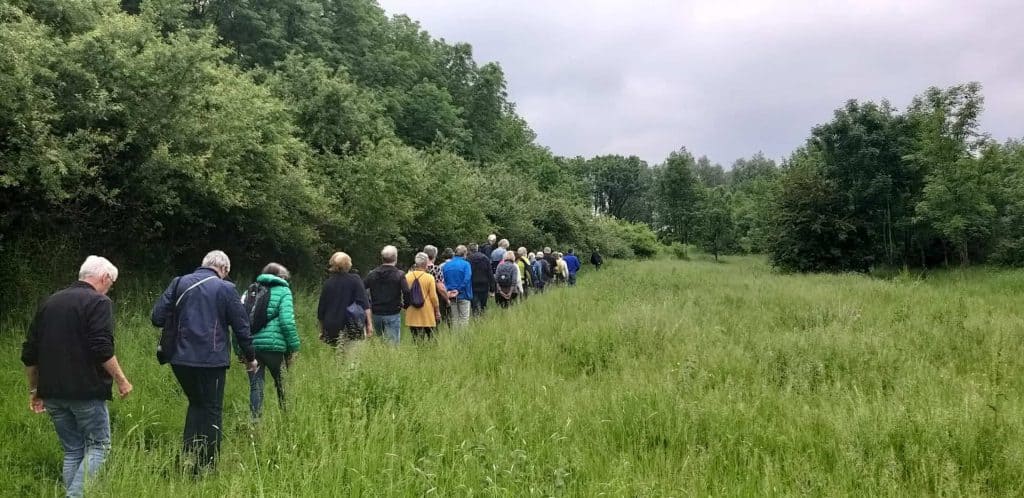 Wandelaars op 't Gelders Eiland genieten van de natuur en het landschap.
