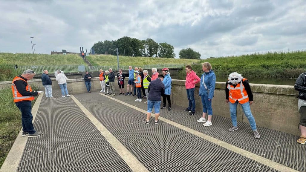 Veiligheidscursus op 't Gelders Eiland met groep mensen in veiligheidsvesten.