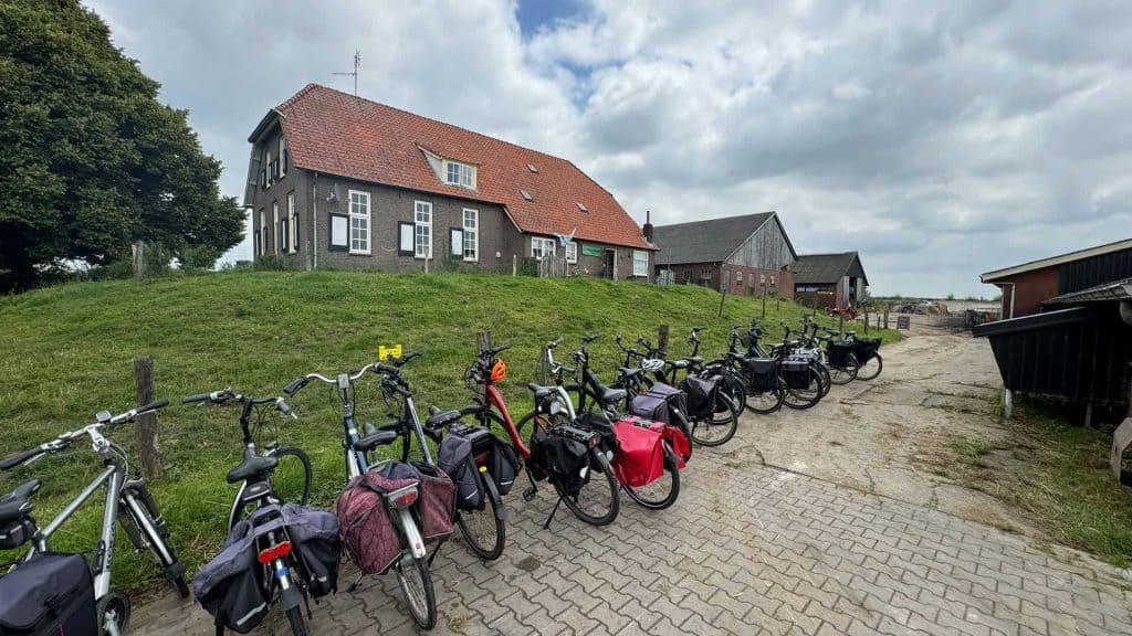 Fietsenstalling op 't Gelders Eiland met historische huizen op de achtergrond.